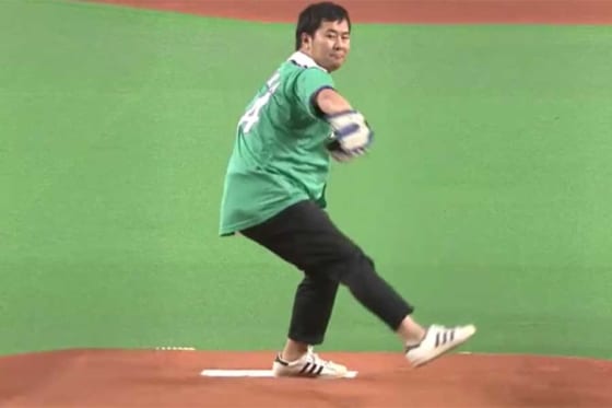【始球式名場面】実は名門野球部員で甲子園出場！　とにかく明るい安村さんの見事な投球フォーム