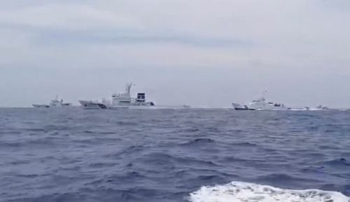 尖閣諸島周辺、中国公船「海警」が漁船に接近　本紙が映像入手　海保巡視船が警告