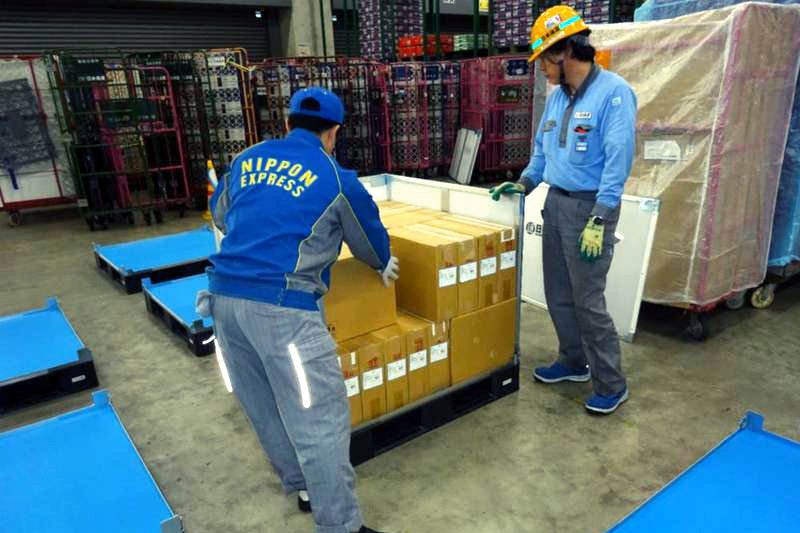 日本通運が箱型器材で積載効率向上、荷崩れや汚破損を防ぐ