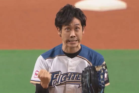 【始球式名場面】大泉洋さんによるファン爆笑始球式　ノーバウンド投球もマウンド上で