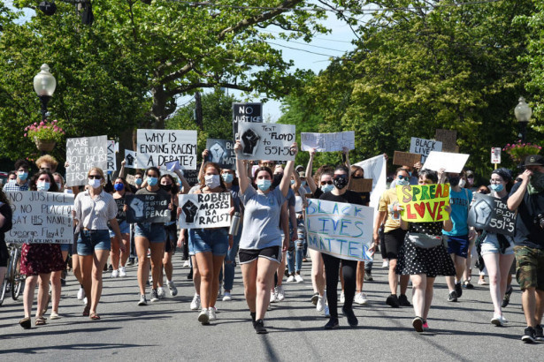 米国で反人種差別を訴えるデモ参加者、多くが「白人の若者」