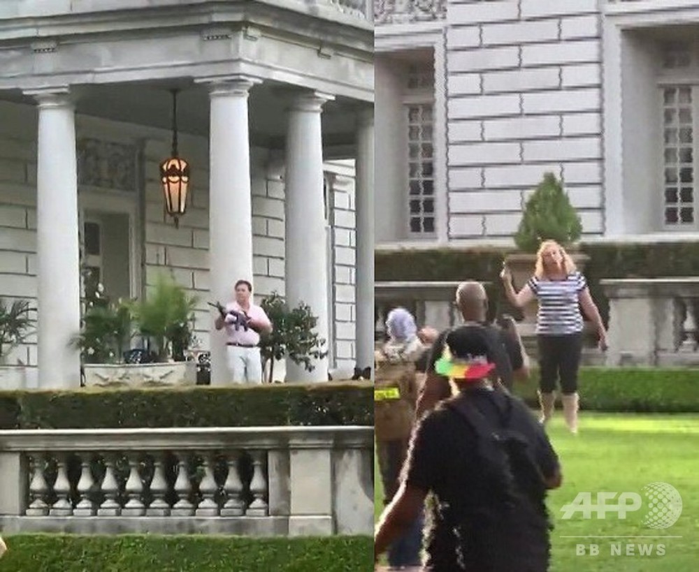 動画：白人夫婦が自宅前通るデモ隊を銃で威嚇、トランプ氏が動画リツイートで物議