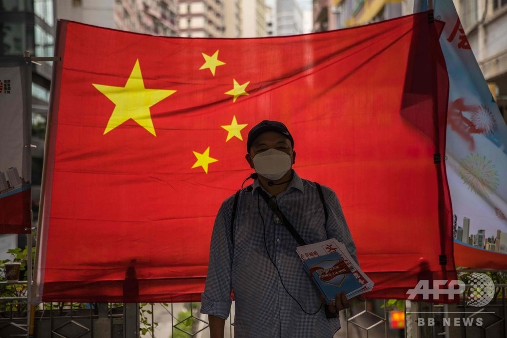 国家安全維持法違反で初の逮捕者、香港独立の旗所持で 警察発表