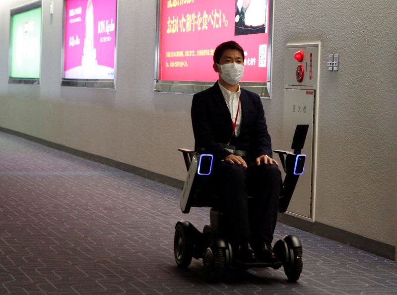 羽田空港で世界初、自動運転車いすサービス　コロナ対策も期待