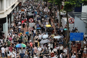 香港中心部で抗議デモ、警察は放水銃などで排除　300人超を逮捕 - ロイター