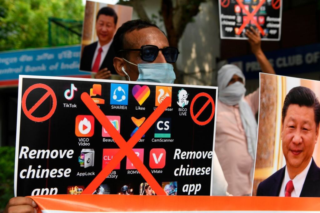 インド政府の禁止命令を受けアップルとグーグルが数十の中国企業のアプリを削除