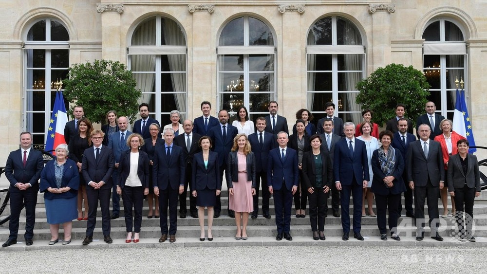 フランスのフィリップ内閣総辞職 大統領府発表