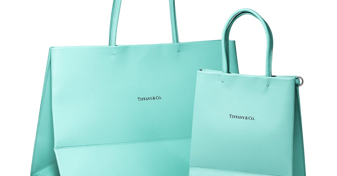 「ティファニー」から17万円の"ショッパー"が登場、ロゴや折り目を再現したレザーバッグ発売