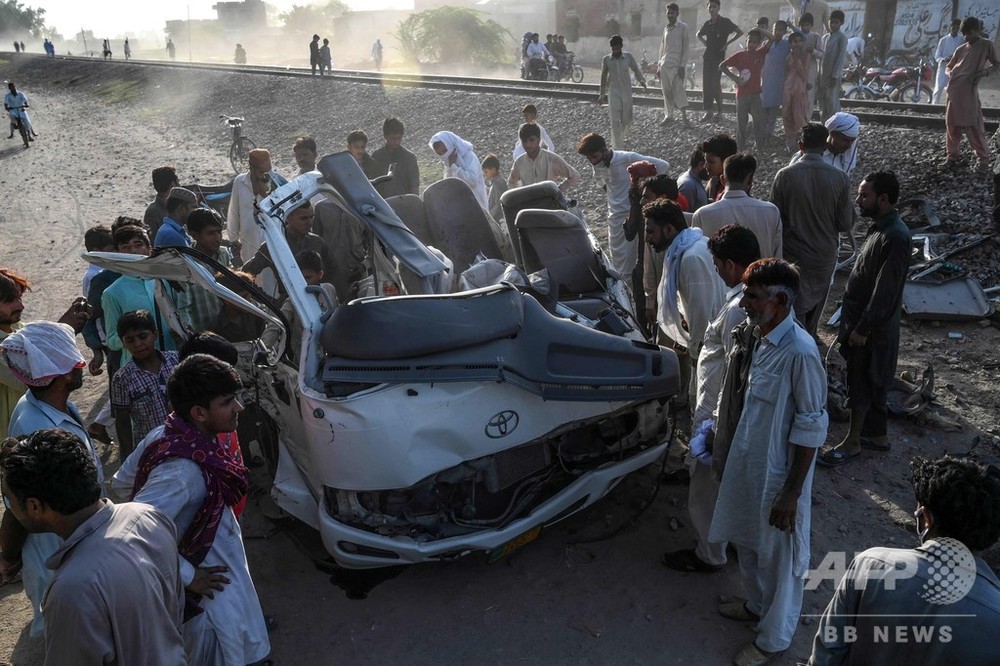 パキスタンで踏切事故、巡礼者22人死亡