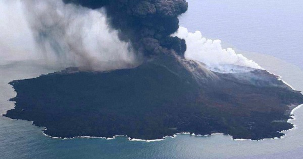 西之島、噴煙8300メートル　6月から再活発化　気象庁
