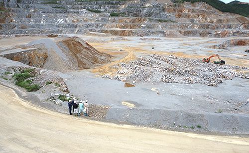 沖縄県、安和鉱山に立ち入り　辺野古土砂搬出　無申請採掘を調査