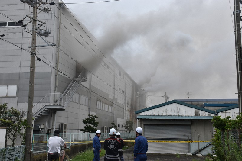 静岡で工場火災　消防隊員3人、警察官1人と連絡とれず　煙充満、捜索難航