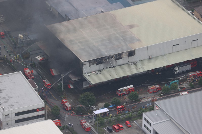 建物2階から4人の遺体　1人は警官と判明、残りは不明の消防隊員か　静岡・工場火災