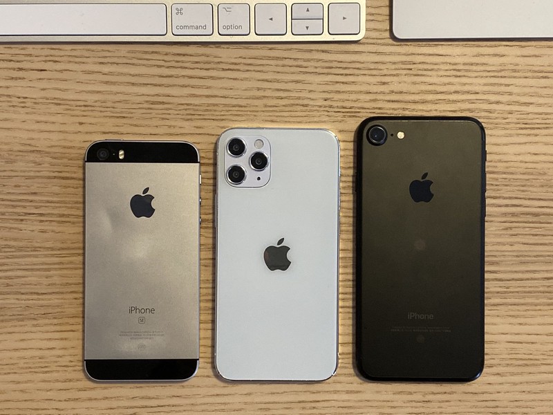 5.4インチiPhone 12(仮)、初代SE並みに持ちやすい？ダミーモデルを比較 