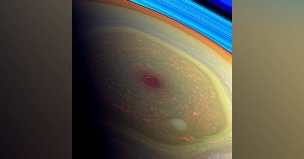 巨大な嵐に不思議な六角形、カッシーニが撮影した土星の北極