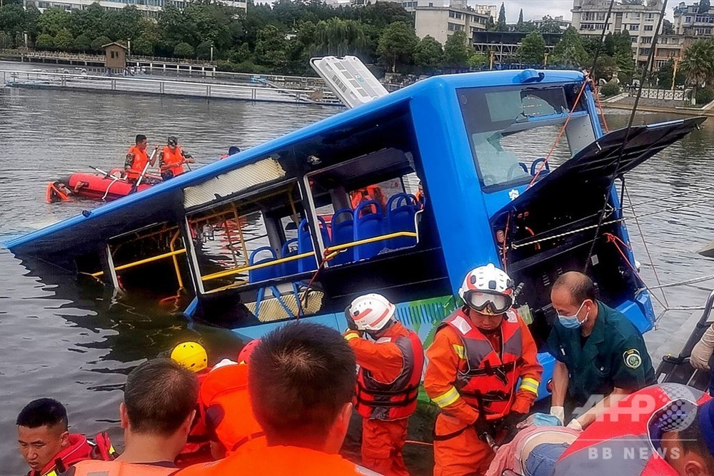 バスが池に転落し21人死亡 大学入試向かう生徒が乗車 中国
