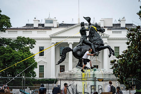 元大統領ジャクソンの像襲撃に、現大統領トランプが即座に応戦