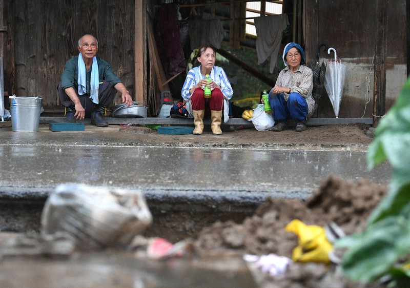 食料分け合い、雨水飲む　被災地なお孤立「泥だらけの家どうすれば」　九州豪雨