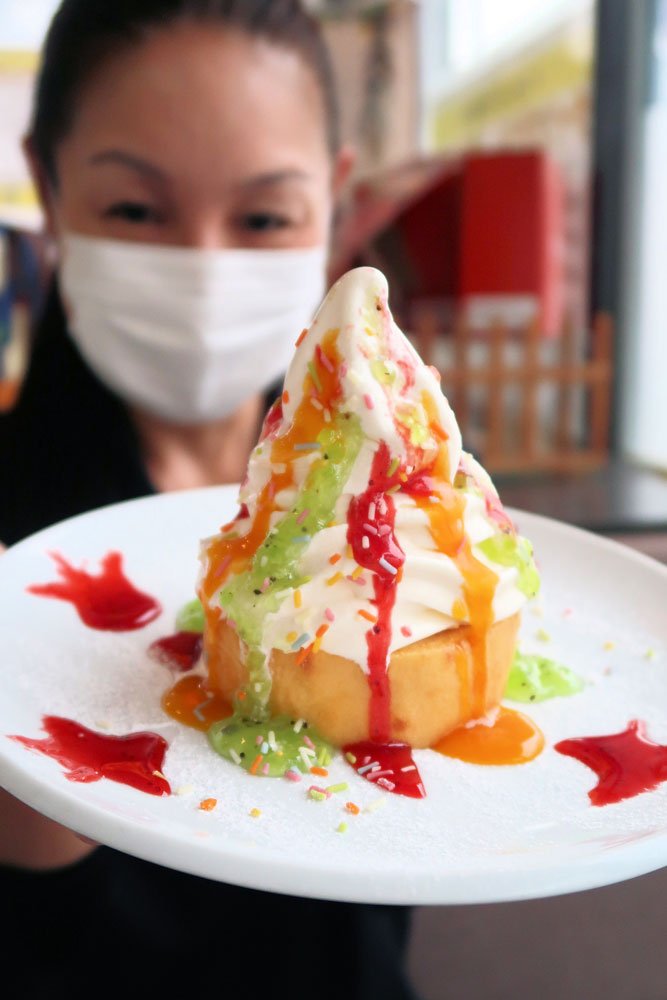 観光大使「キララちゃん」イメージのデザート完成　バウムクーヘンにソフトクリーム、３種類のソース