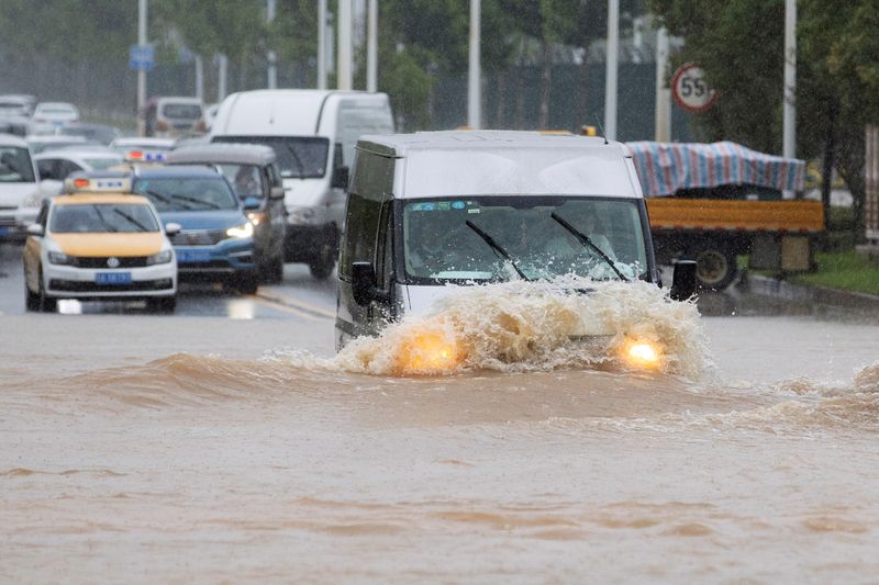 中国、洪水警戒レベル引き上げ　連日の大雨で被害拡大