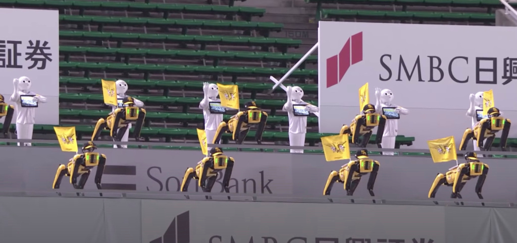 ボストン・ダイナミクスのSpotとPepperのロボット軍団が福岡PayPayドームでソフトバンクホークスを応援