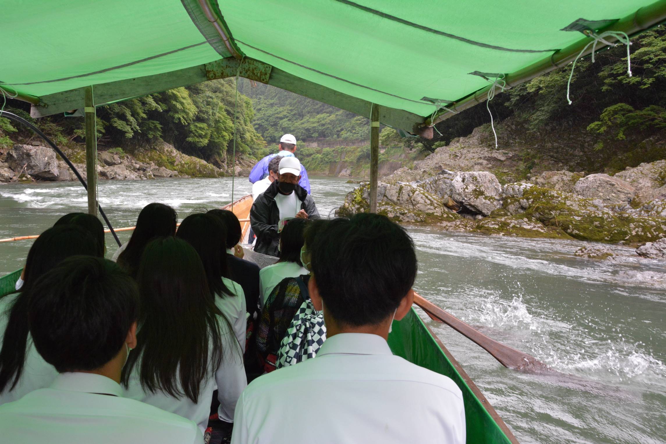 船頭のさおさばきに拍手、伝統の「保津川下り」体験　京都の高校生
