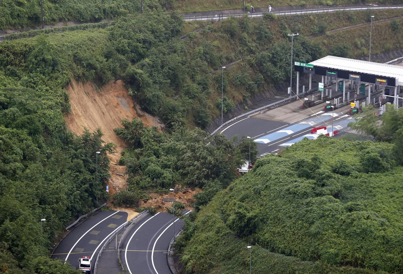 京都縦貫道沓掛IC付近で土砂崩れ　3台巻き込まれ、2人軽傷