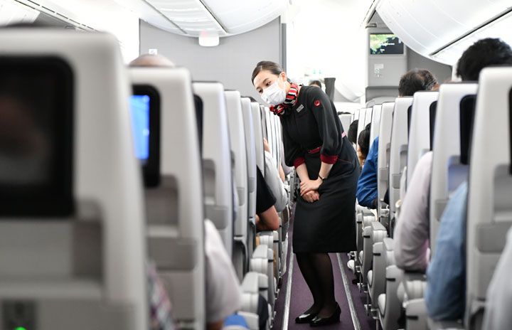 JALのCA、目の表情から察して接客　特集・新型コロナと機内サービス