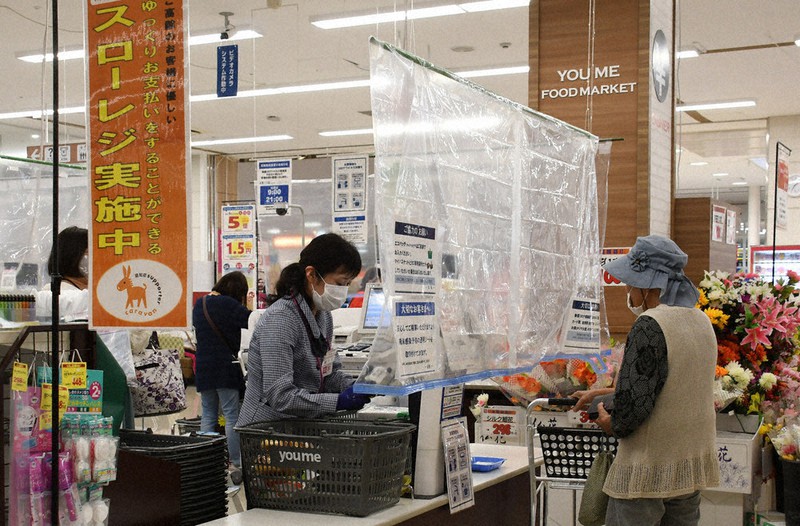 高齢者に優しいスローレジ　利用者のペースにあわせて対応　福岡の商業施設