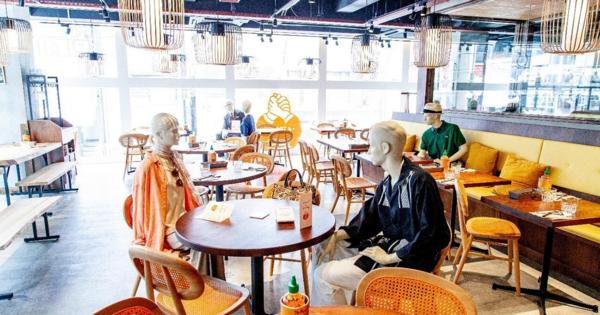 ビームスがベトナム料理店にマネキン設置 QRコードでECサイトに誘導