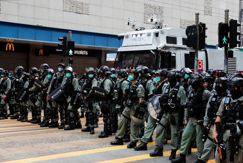 香港警察、警官襲撃巡り7人逮捕　容疑者の逃走支援