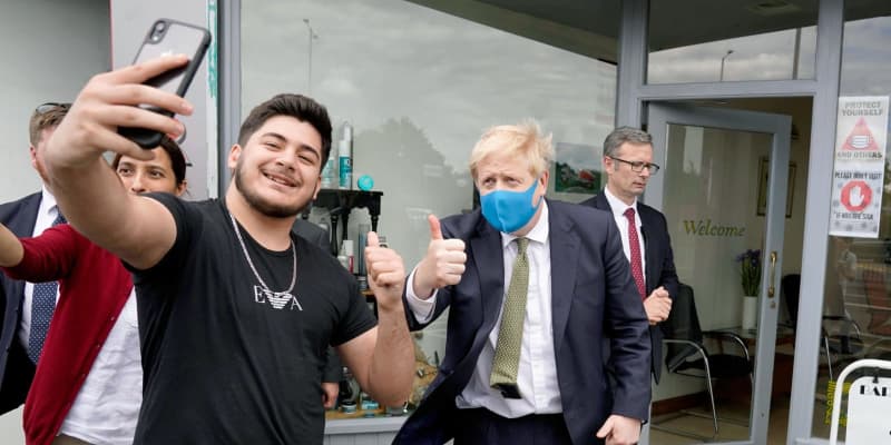 英首相、国民に職場復帰訴え　公の場で初めてマスク姿