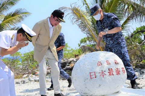 防衛相、日本最東端の南鳥島視察　離島防衛で中国けん制