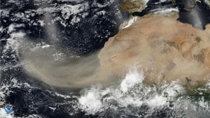 サハラから大西洋を横断してアメリカへ。宇宙から見た巨大な砂塵の雲