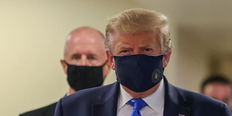 トランプ大統領、初のマスク姿　コロナ拡大後、公の場で