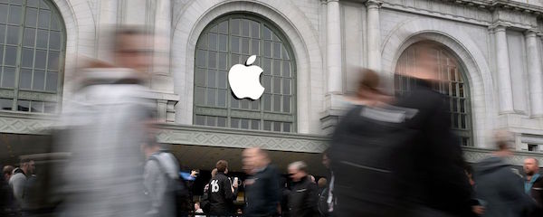 アップル、時価総額で世界首位の座に迫る－サウジアラムコと差が縮小