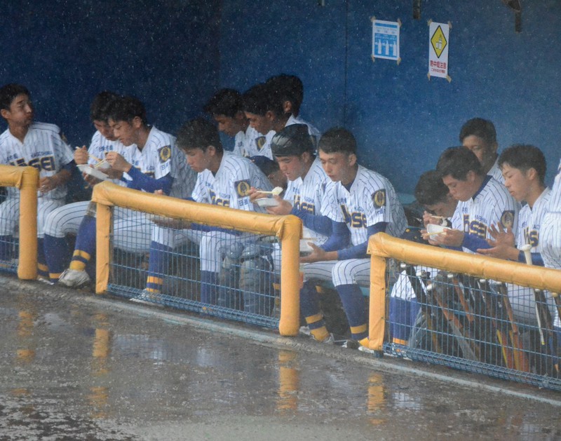 独自大会で3時間の降雨中断　鹿児島城西ナインが取った思わぬ行動　高校野球