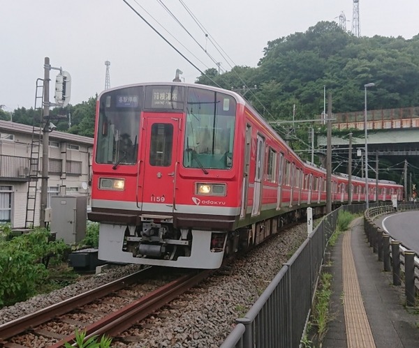 小田急に赤い1000形箱根登山鉄道全線再開を記念　8月1日から