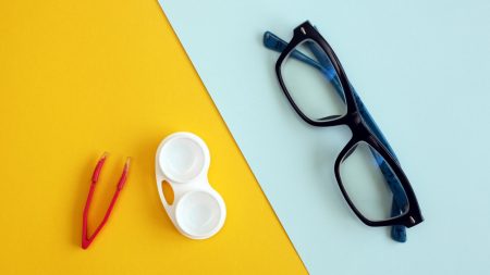 新型コロナの感染リスクは「眼鏡」と「コンタクトレンズ」のどちらが高い？ | 最新の科学研究からくっきり見えてきたパンデミック「目元対策」