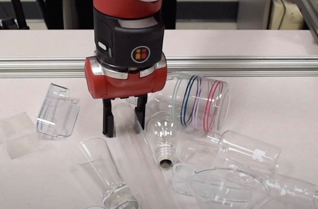 ロボットに透明な物体をつかませる方法をカーネギーメロン大学が開発