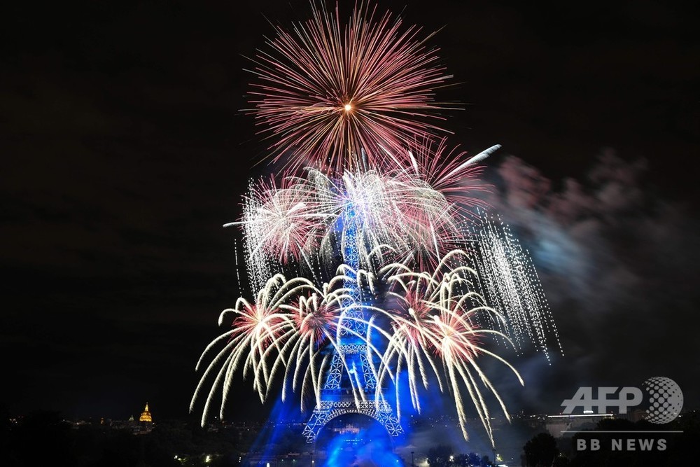 パリの夜空彩る花火 仏革命記念日