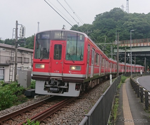 小田急に赤い1000形箱根登山鉄道全線再開を記念