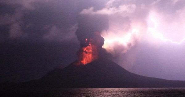 西之島の溶岩、火口上空200メートルまで噴出　「観測初の大規模噴出」　気象庁