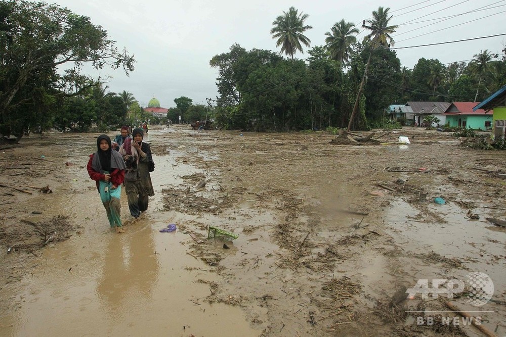 インドネシア・スラウェシ島で洪水、15人死亡 多数行方不明
