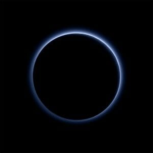 冥王星を囲む青い光の環、ニュー・ホライズンズが5年前に撮影