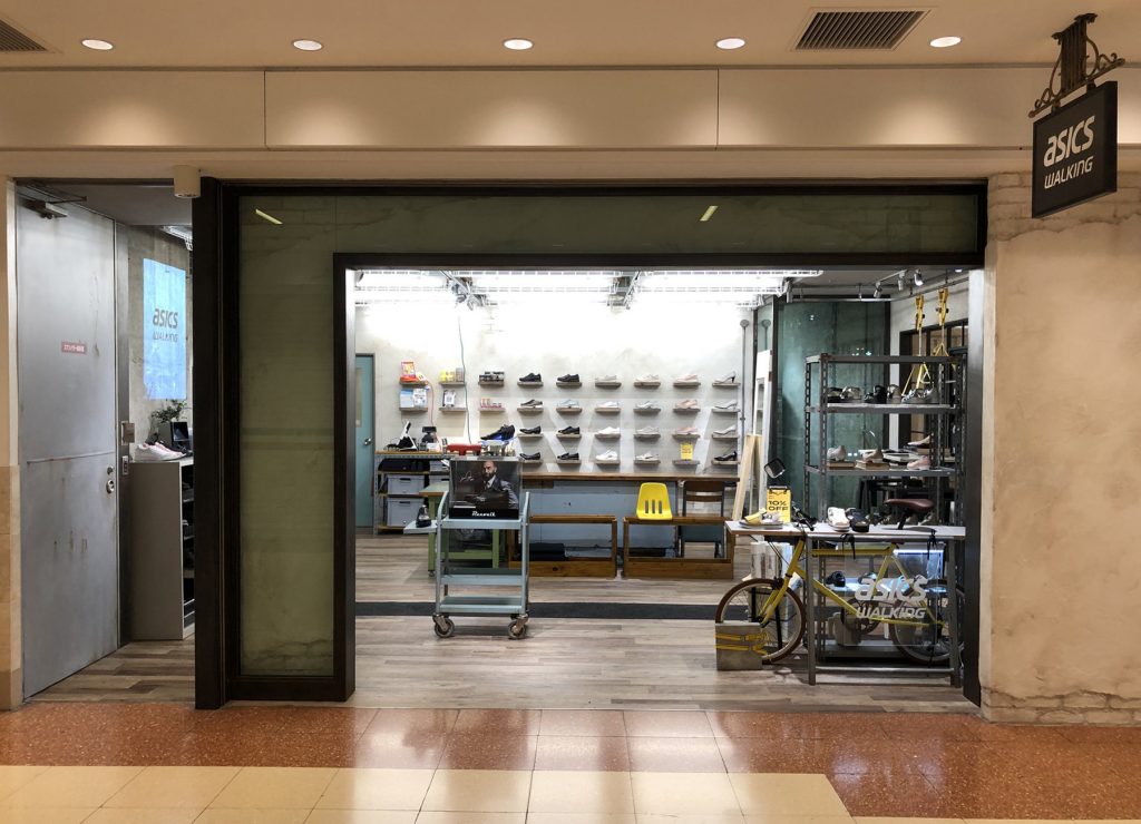 アシックス、新しい足形計測サービスを導入した直営店を横浜ポルタにオープン