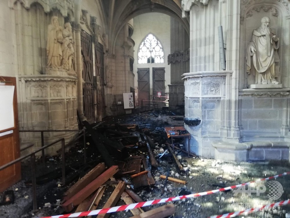 仏ナントの大聖堂で火災、放火の疑いで捜査開始