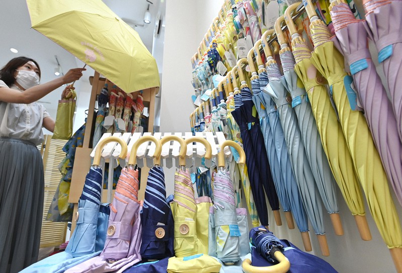 子ども用日傘、昨夏の20倍の売れ行き　「売れないと言われたが」開発メーカーの思い