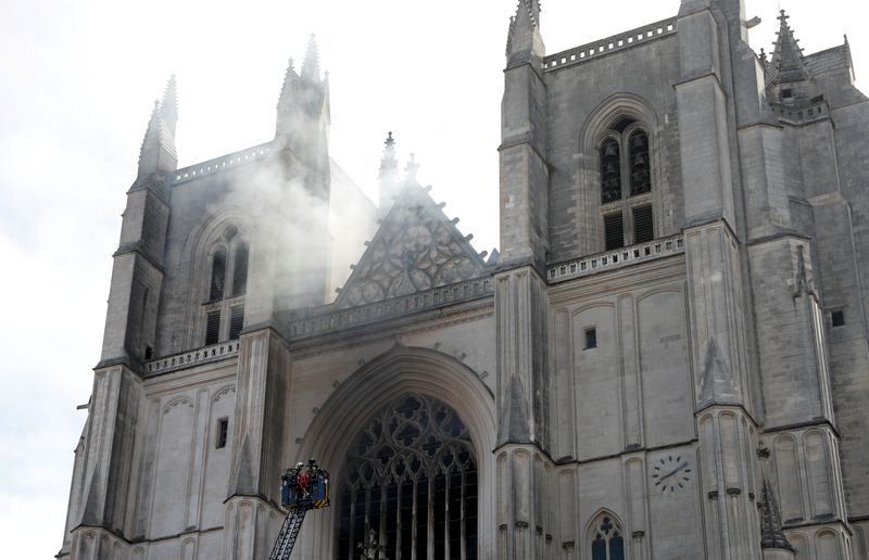 仏ナントの大聖堂で放火か　拘束のルワンダ難民男性は釈放