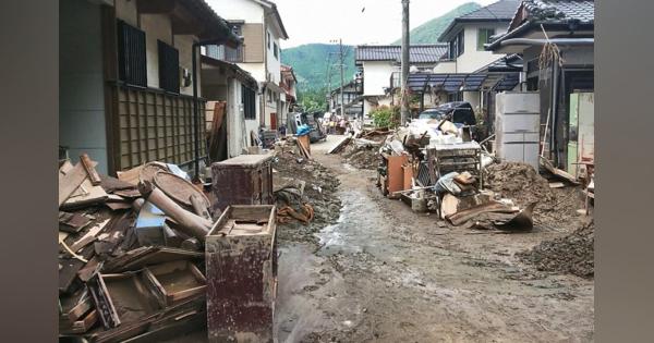 車もボランティアも入れぬ泥だらけの集落　道路寸断し孤立「人手ほしい」熊本・芦北